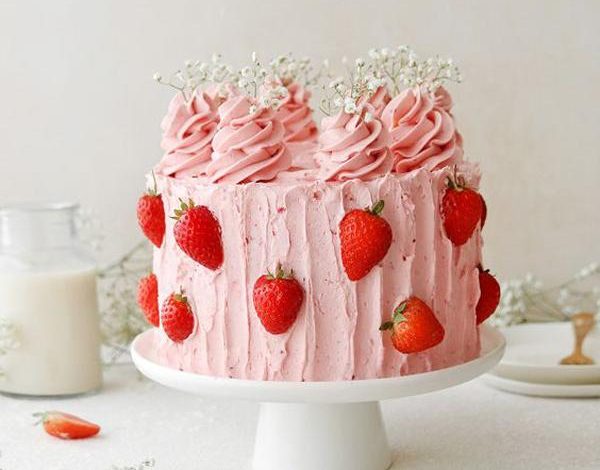 طرز تهیه کیک توت فرنگی زیبا و فانتزی