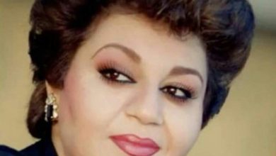 آواز خواندن نوه هایده در کنار آرامگاه مادربزرگش + فیلم