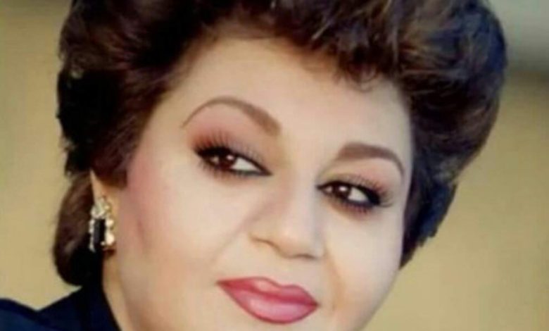 آواز خواندن نوه هایده در کنار آرامگاه مادربزرگش + فیلم
