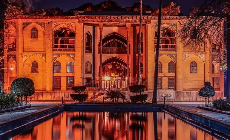 آبشار مصنوعی 400 ساله کاخ هشت بهشت اصفهان + فیلم