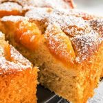 طرز تهیه کیک زرد‌آلو کاراملی بدون فر و همزن + فیلم