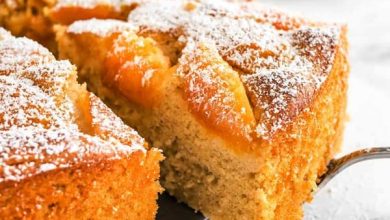 طرز تهیه کیک زرد‌آلو کاراملی بدون فر و همزن + فیلم