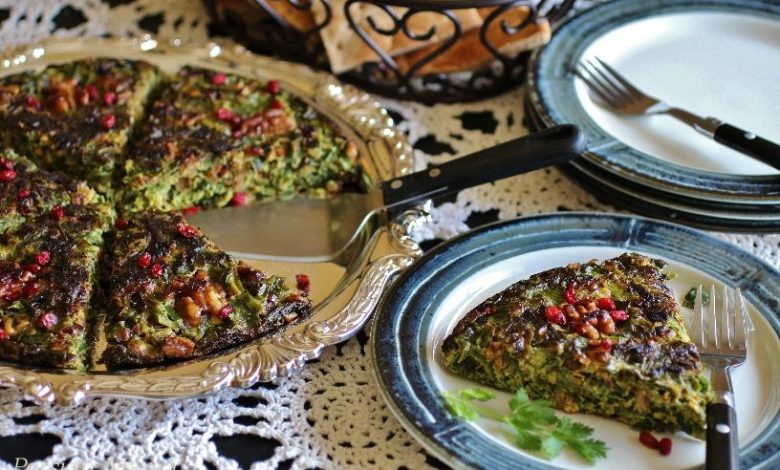 طرز تهیه کوکوی سبزی ترد و مجلسی + فیلم